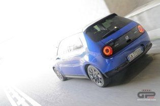 Auto - Test: Prova video Honda E: uno sfoggio di tecnologia che guarda anche al passato