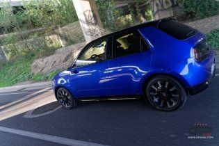 Auto - Test: Prova video Honda E: uno sfoggio di tecnologia che guarda anche al passato