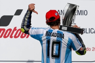 News: Diego Maradona dead: he loved motorcycles, crowned Rossi his “wrist of God”