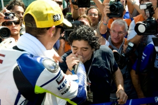 News: Diego Maradona dead: he loved motorcycles, crowned Rossi his “wrist of God”