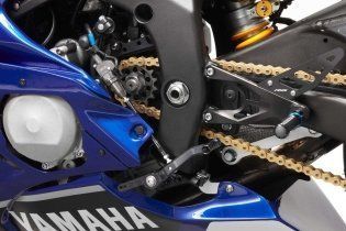 Moto - News: Yamaha R6 Race, la supersport solo per le pieghe in pista