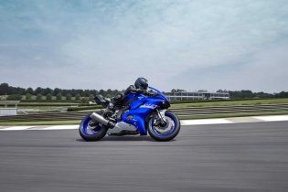 Moto - News: Yamaha R6 Race, la supersport solo per le pieghe in pista