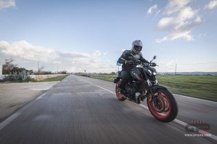 Moto - Test: Prova Video Yamaha MT-07 2021: caratteristiche e foto