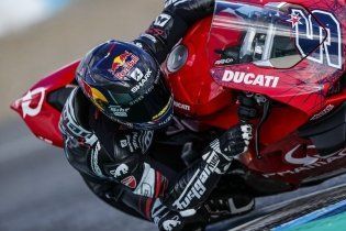 MotoGP: PHOTOS - Ducati's Magnificent Six in action at Jerez on the Panigale V4S