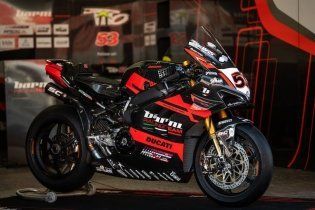 SBK: La Ducati si veste di nero, ecco la V4R del team Barni e di Tito Rabat