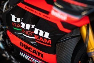 SBK: La Ducati si veste di nero, ecco la V4R del team Barni e di Tito Rabat
