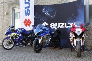 Moto - News: Suzuki Italia consegna a Lucchinelli ed Uncini la GSX-R1000R Legend Edition