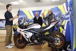 Moto - News: Suzuki Italia consegna a Lucchinelli ed Uncini la GSX-R1000R Legend Edition