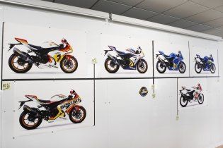 Moto - News: Suzuki Italia consegna a Lucchinelli ed Uncini la GSX-R1000R Legend Edition