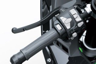 Moto - Test: Verso la prova: Kawasaki ZX-10R ed RR MY2021, la regina della SBK si evolve