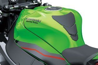 Moto - Test: Verso la prova: Kawasaki ZX-10R ed RR MY2021, la regina della SBK si evolve