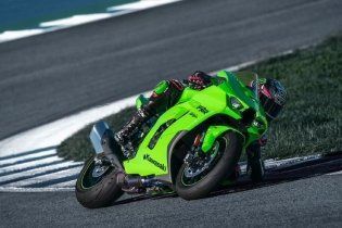 Moto - News: Kawasaki Ninja ZX-10R  e RR 2021: una belva per soli (500) 'manici' 