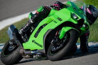 Moto - News: Kawasaki Ninja ZX-10R  e RR 2021: una belva per soli (500) 'manici' 