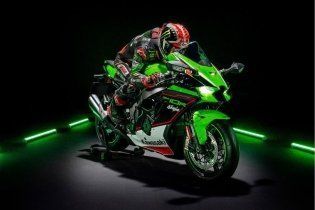 Moto - News: Kawasaki Ninja ZX-10R  e RR 2021: una belva per soli (500) 'manici' 