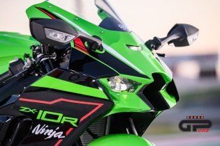 Moto - News: Kawasaki Ninja ZX-10R  e RR 2021: una belva per soli (500) 'manici' 