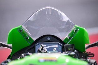 Moto - News: Kawasaki Ninja ZX-10R  e RR 2021: una belva per soli (500) 'manici' 
