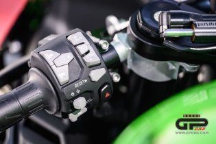 Moto - News: Kawasaki Ninja ZX-10R  e RR 2021: una belva per soli (500) 'manici' 