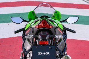Moto - News: Kawasaki Ninja ZX-10R  e RR 2021: una belva per soli (500) 'manici' 