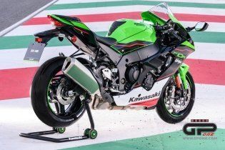 Moto - News: Kawasaki Ninja ZX-10R  e RR 2021: una belva per soli (500) 'manici' 