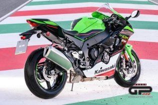 Moto - News: Kawasaki Ninja ZX-10R  e RR 2021: una belva per soli (500) 'manici' 