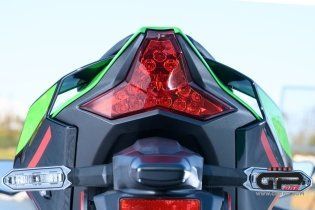 Moto - News: Kawasaki Ninja ZX-10R  e RR 2021: una belva per soli (500) 'manici' 