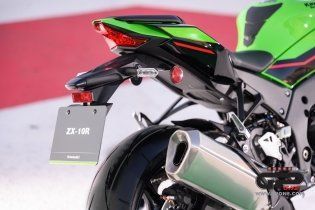 Moto - News: Kawasaki Ninja ZX-10R  e RR 2021: una belva per soli (500) 'manici' 
