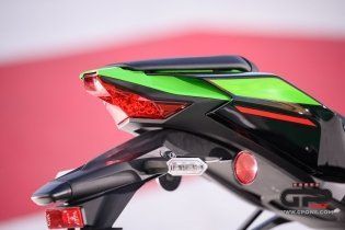 Moto - News: Kawasaki Ninja ZX-10R  e RR 2021: una belva per soli (500) 'manici' 