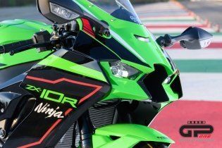 Moto - News: Kawasaki Ninja ZX-10R  e RR 2021: una belva per soli (500) 'manici' 