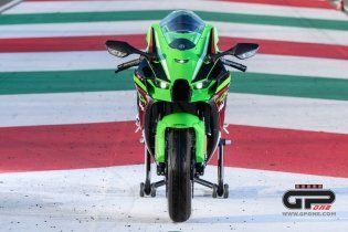 Moto - News: Kawasaki Ninja ZX-10R  e RR 2021: una belva per soli (500) 'manici' 