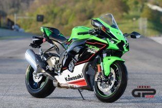 Moto - News: Kawasaki Ninja ZX-10R  e RR 2021: una belva per soli (500) 'manici' 