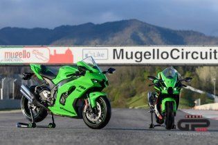 Moto - News: Kawasaki Ninja ZX-10R  e RR 2021: una belva per soli (500) 'manici' 
