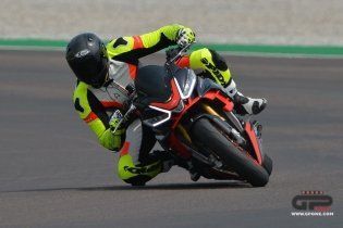 Moto - Test: Prova video Aprilia Tuono V4 Factory 2021: CAMPIONESSA DEI PESI MASSIMI