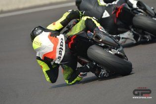 Moto - Test: Prova video Aprilia Tuono V4 Factory 2021: CAMPIONESSA DEI PESI MASSIMI
