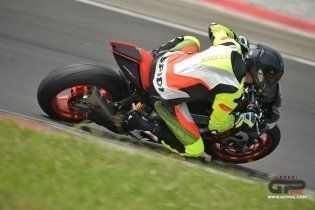 Moto - Test: Prova video Aprilia Tuono V4 Factory 2021: CAMPIONESSA DEI PESI MASSIMI