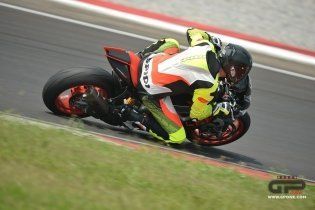 Moto - Test: Prova video Aprilia Tuono V4 Factory 2021: CAMPIONESSA DEI PESI MASSIMI