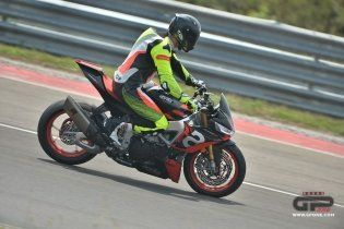 Moto - Test: Prova video Aprilia Tuono V4 Factory 2021: CAMPIONESSA DEI PESI MASSIMI