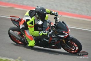 Moto - Test: Prova video Aprilia Tuono V4 Factory 2021: CAMPIONESSA DEI PESI MASSIMI