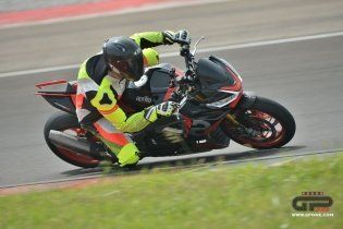 Moto - Test: Prova video Aprilia Tuono V4 Factory 2021: CAMPIONESSA DEI PESI MASSIMI