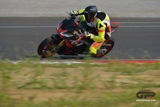 Moto - Test: Prova video Aprilia Tuono V4 Factory 2021: CAMPIONESSA DEI PESI MASSIMI