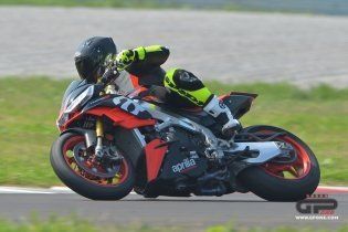 Moto - Test: Prova video Aprilia Tuono V4 Factory 2021: CAMPIONESSA DEI PESI MASSIMI