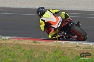 Moto - Test: Prova video Aprilia Tuono V4 Factory 2021: CAMPIONESSA DEI PESI MASSIMI