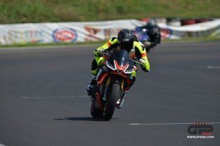 Moto - Test: Prova video Aprilia Tuono V4 Factory 2021: CAMPIONESSA DEI PESI MASSIMI