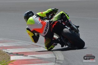 Moto - Test: Prova video Aprilia Tuono V4 Factory 2021: CAMPIONESSA DEI PESI MASSIMI