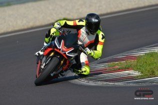 Moto - Test: Prova video Aprilia Tuono V4 Factory 2021: CAMPIONESSA DEI PESI MASSIMI