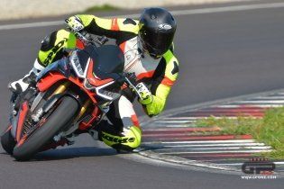 Moto - Test: Prova video Aprilia Tuono V4 Factory 2021: CAMPIONESSA DEI PESI MASSIMI