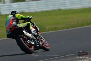 Moto - Test: Prova video Aprilia Tuono V4 Factory 2021: CAMPIONESSA DEI PESI MASSIMI