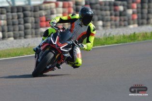 Moto - Test: Prova video Aprilia Tuono V4 Factory 2021: CAMPIONESSA DEI PESI MASSIMI