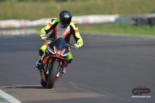 Moto - Test: Prova video Aprilia Tuono V4 Factory 2021: CAMPIONESSA DEI PESI MASSIMI