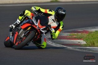 Moto - Test: Prova video Aprilia Tuono V4 Factory 2021: CAMPIONESSA DEI PESI MASSIMI