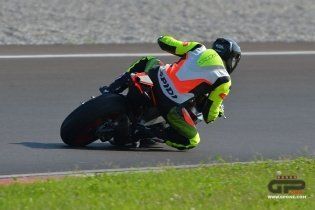 Moto - Test: Prova video Aprilia Tuono V4 Factory 2021: CAMPIONESSA DEI PESI MASSIMI